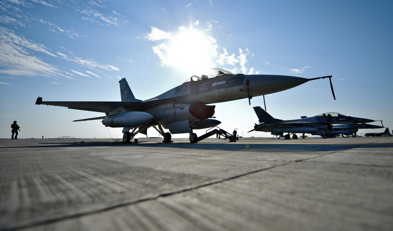 Ett rumänskt F-16-plan. Arkivbild. Foto: Andreea Alexandru/AP/TT