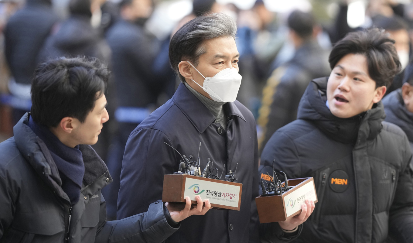 Ex-ministern Minister Cho Kuk (mitten) fick frågor av reportrar i samband med att anlände till domstolen på fredagen. Foto: Lee Jin-man/AP/TT