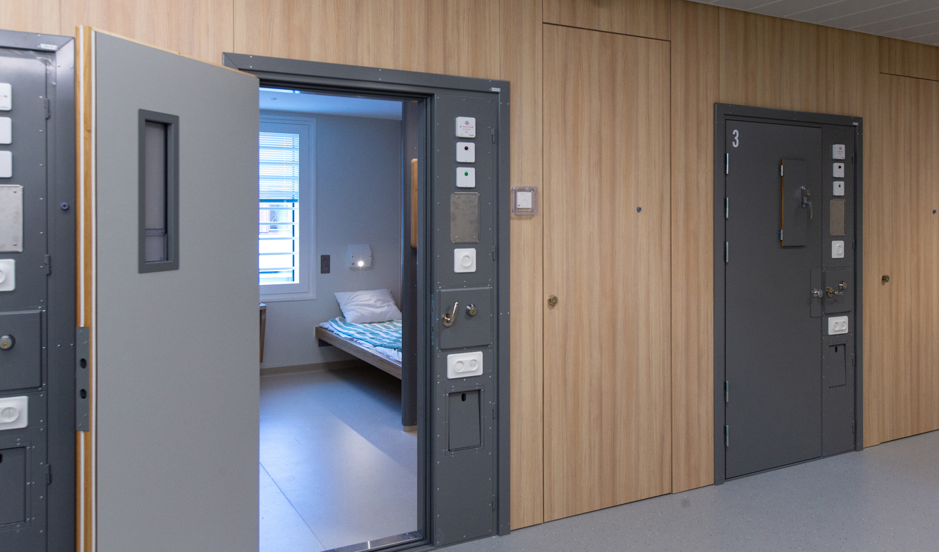 En man satt frihetsberövad i två dygn innan någon insåg att polisen omhändertagit fel person. Arkivbild. Foto: Per Danielsson/TT