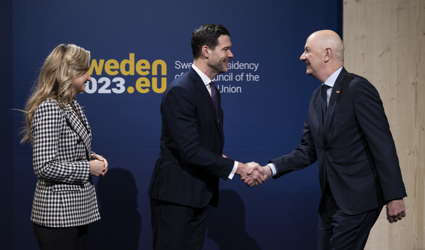 Energi- och näringsminister Ebba Busch och utrikeshandelsminister Johan Forssell tar emot den franske ministern Roland Lescure till ett informellt ministermöte på Scandinavian XPO, intill Arlanda flygplats. Foto: Pontus Lundahl / TT