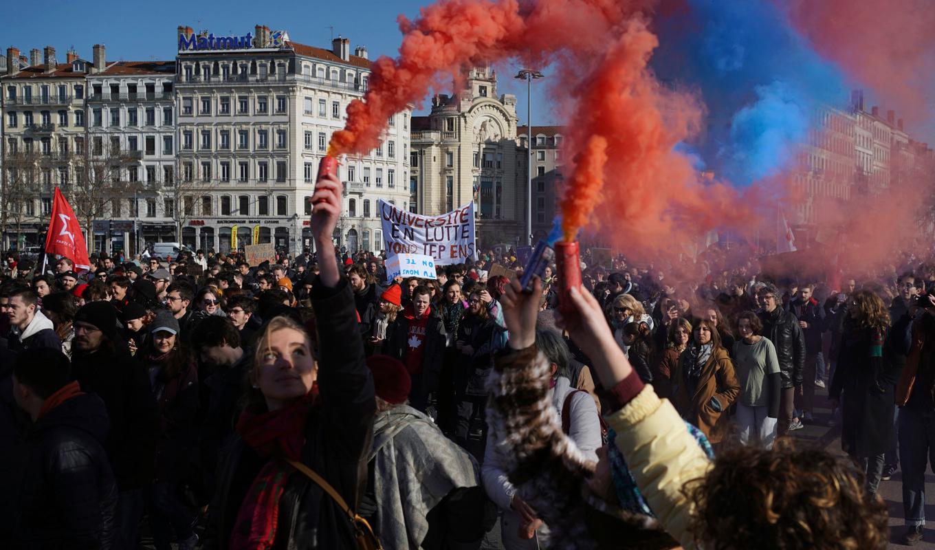 Demonstranter intar staden Lyons gator på tisdagen. Foto: Laurent Cipriani/AP/TT