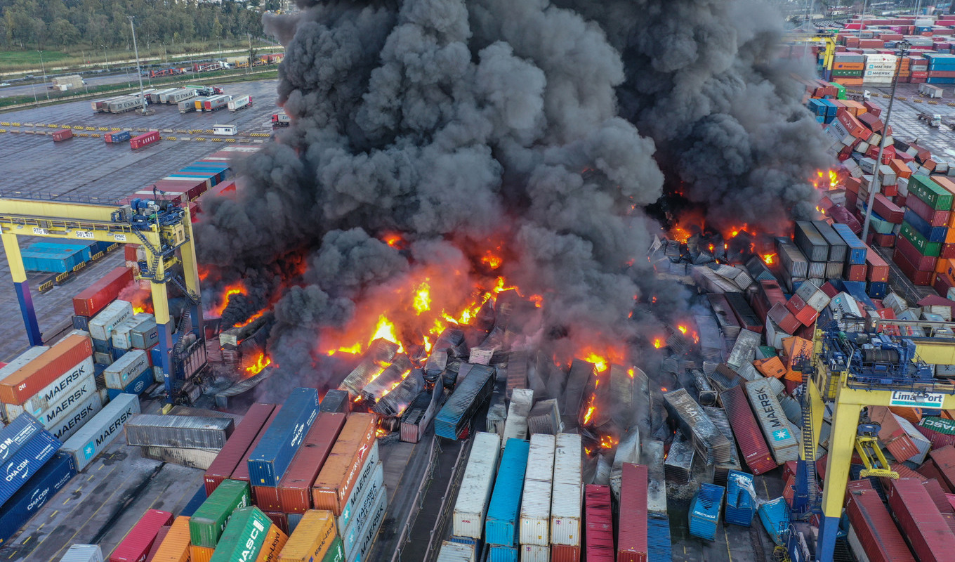 Hamnen i turkiska Iskenderun har drabbats av en kraftig containerbrand efter gårdagens jordbävning. Foto: Murat Sengul/Anadolu/AP/TT