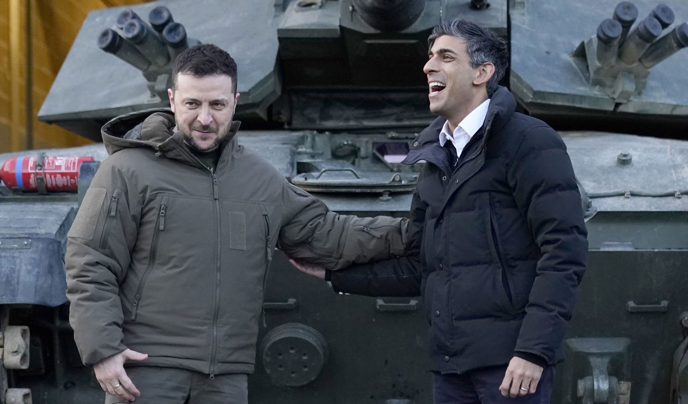 Storbritanniens premiärminister Rishi Sunak och Ukrainas president Volodymyr Zelenskyj har på onsdagen träffat ukrainska styrkor som utbildas i Storbritannien för att använda stridsvagnen Challenger|2. Foto: Andrew Matthews/AP/TT