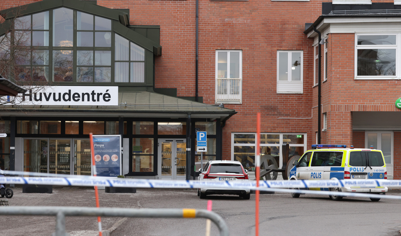 Polisen är på plats vid Vrinnevisjukhuset i Norrköping. Foto: Magnus Andersson/TT