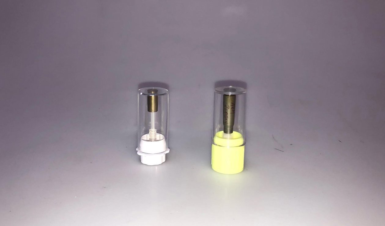 En ny design av hylsbehållaren (till vänster) har förändrat arbetsprocessen så att man kan först kan undersöka patronhylsan maskinellt innan man gör den mer tidskrävande dna-undersökningen – som tidigare behövde ske först. Foto: Polisen/TT