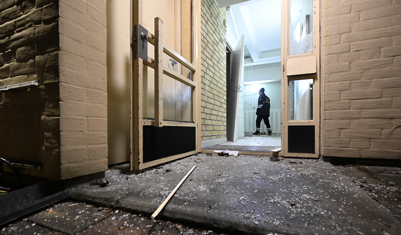 En explosion inträffade på fredagskvällen vid en entré till ett flerfamiljshus i Helsingborg. Foto: Johan Nilsson/TT