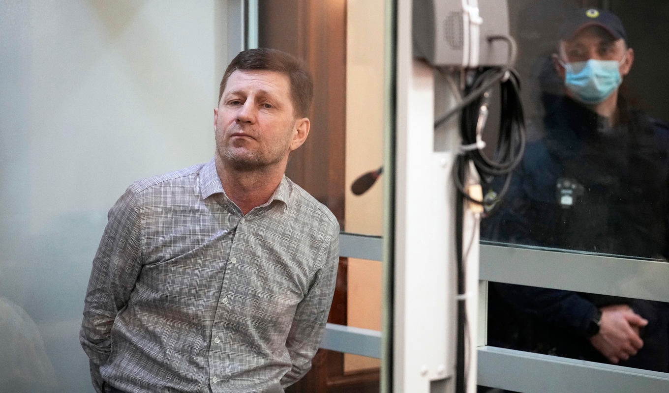 Sergej Furgal, tidigare guvernör i ryska Chabarovsk, inför fredagens domstolsförhandlingar i Moskva. Foto: Alexander Zemlianichenko/AP/TT