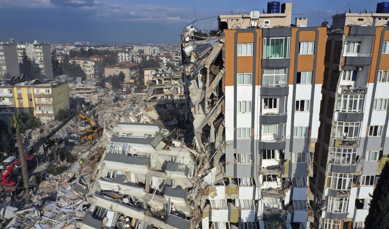 Fler än 24|000 människor har bekräftats döda efter de kraftfulla jordskalven i södra Turkiet tidigare i veckan. Här är ett flerfamiljshus i turkiska Antakya som förstördes. Foto: Hussein Malla/AP/TT