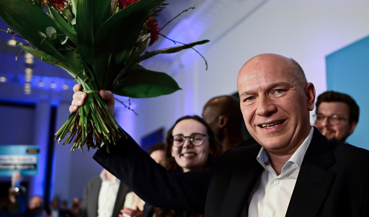 Utmanaren Kai Wegner i kristdemokratiska CDU firar på partiets valvaka att han verkar få chansen att bilda ett nytt styre i Berlin. Foto: Fabian Sommer/DPA/AP/TT