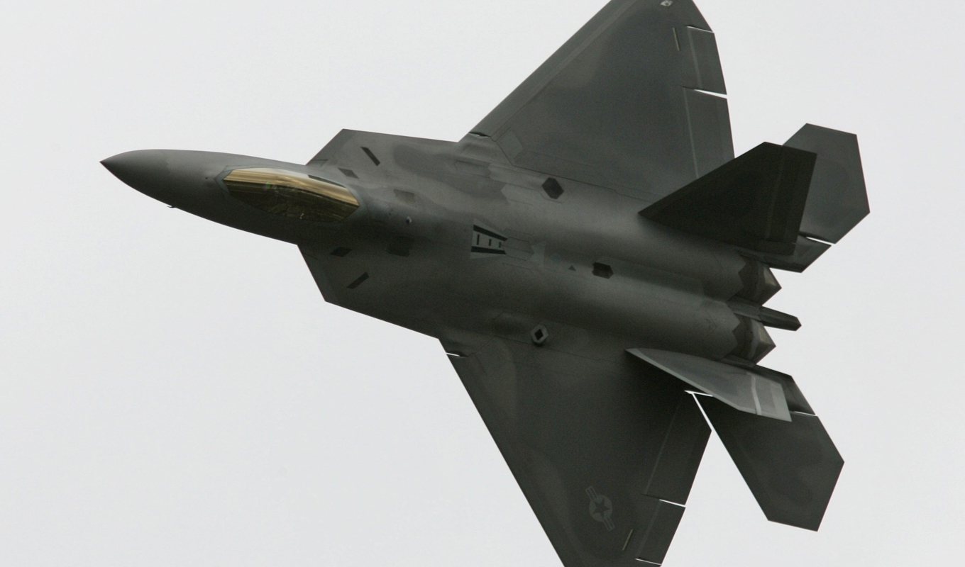 Ett amerikanskt stridsflygplan av modellen F-22 som inte har någonting med nedskjutningen av ballongen att göra. Arkivbild. Foto: Lefteris Pitarakis/AP/TT