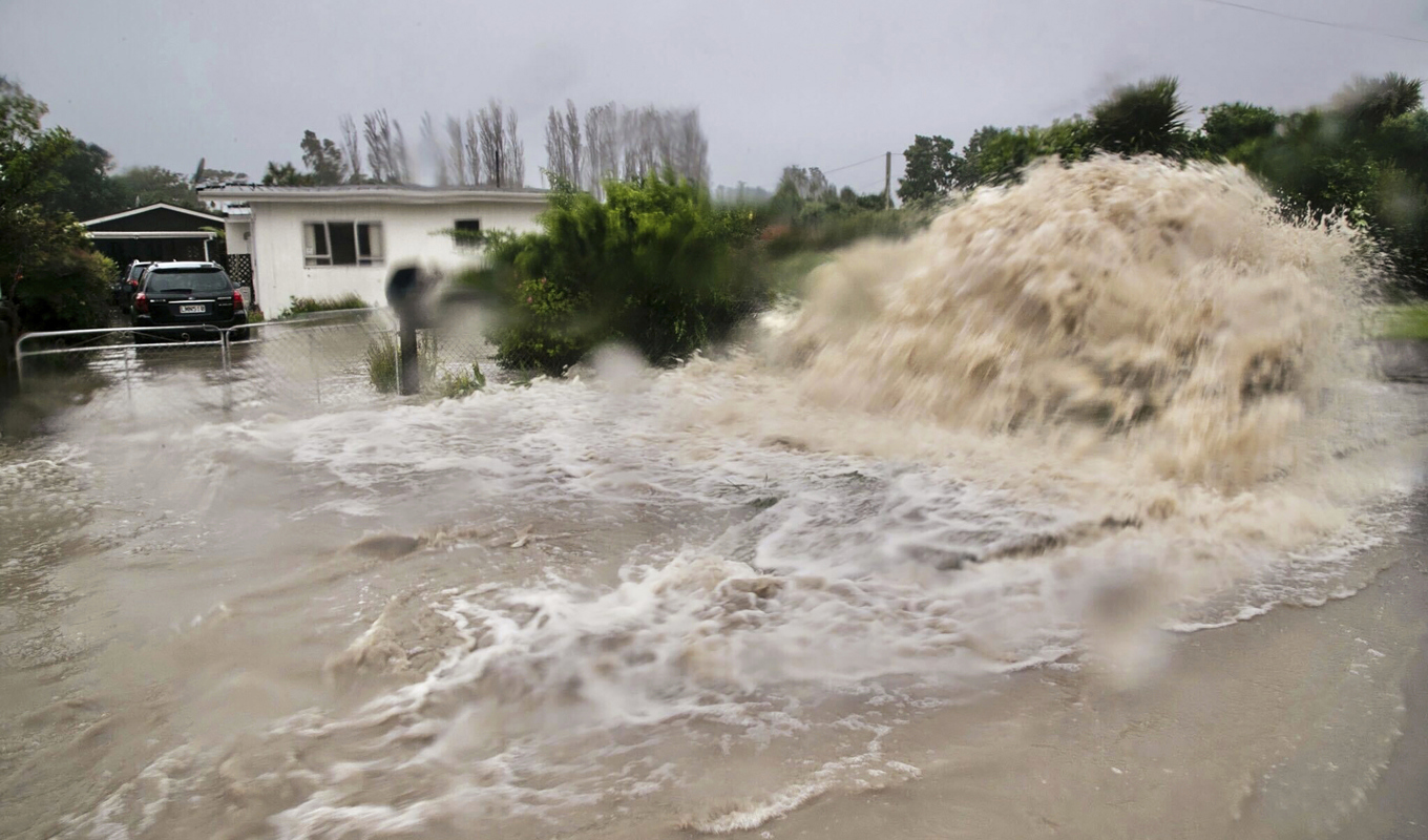 Stora vattenmassor i Te Awanga, sydöst om Auckland på Nordön. Foto: Warren Buckland/AP/TT