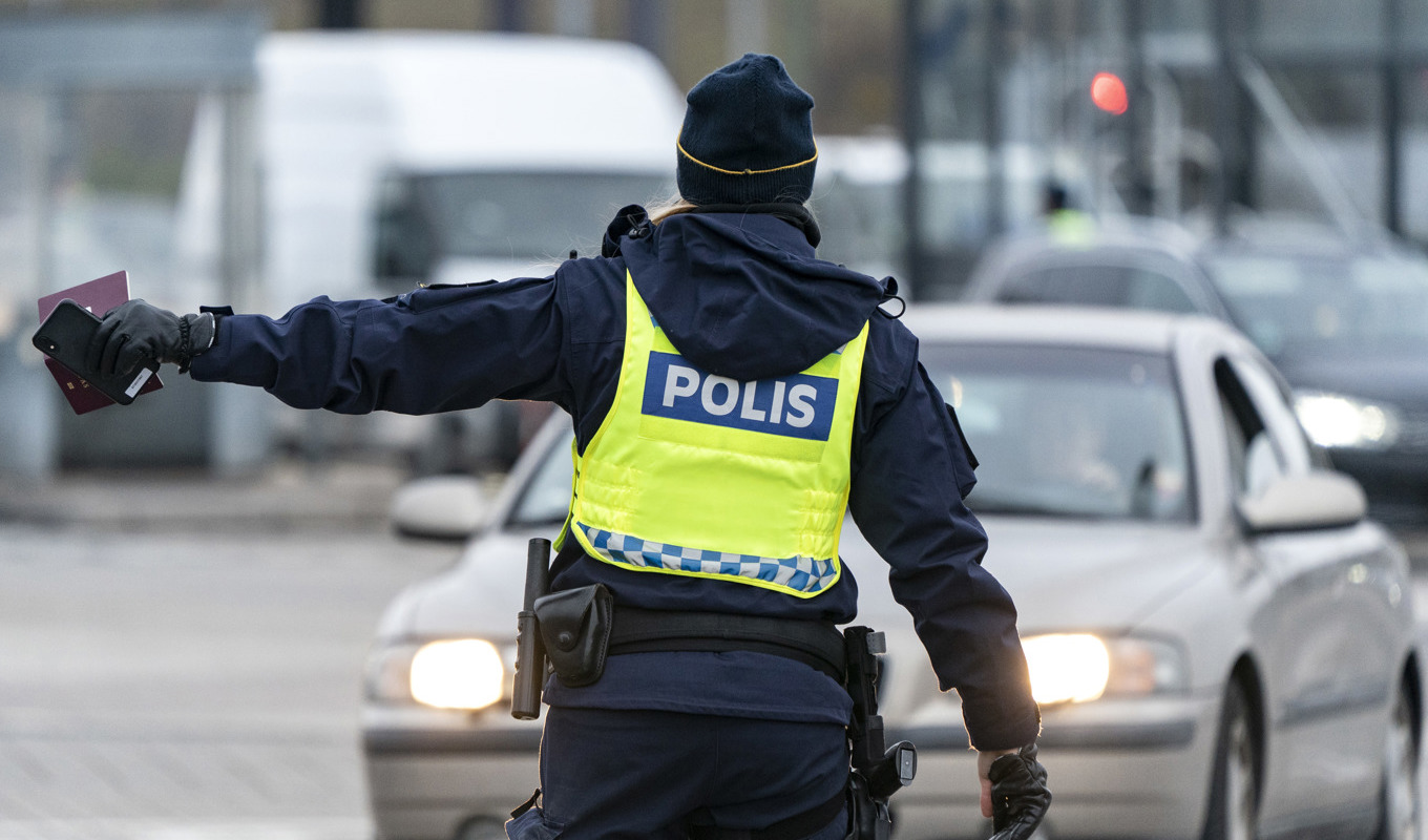 Regeringen vill ge polisen rätt att kroppsvisitera personer som reser in eller ut ur landet – utan att det finns en konkret brottsmisstanke. Arkivbild. Foto: Johan Nilsson/TT