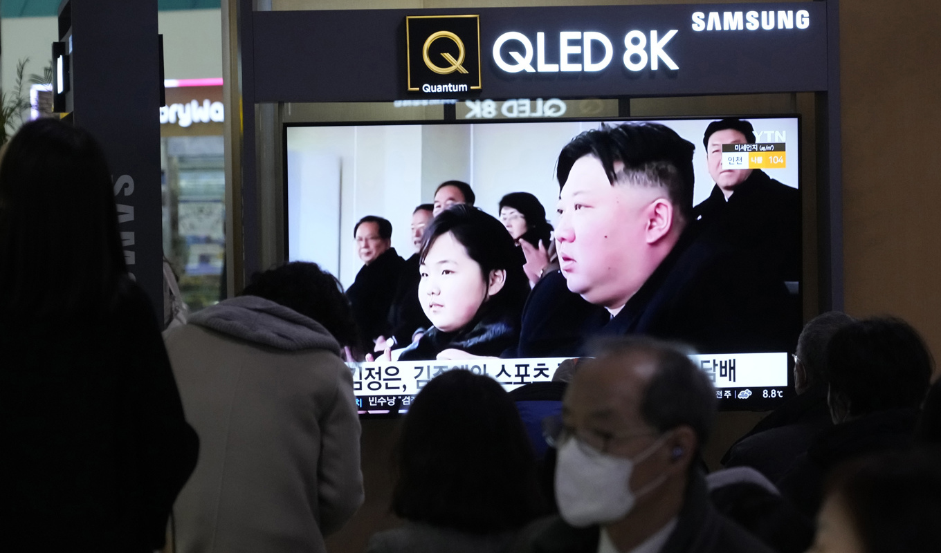 Nordkoreas diktator Kim Jong-Un med sin dotter Kim Ju-Ae. Foto: Ahn Young-joon/AP/TT