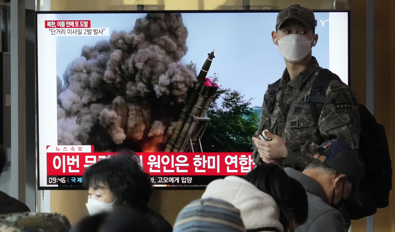 Sydkoreansk tv visar bilder på nordkoreanska robotavfyringar. Arkivbild. Foto: Ahn Young-joon