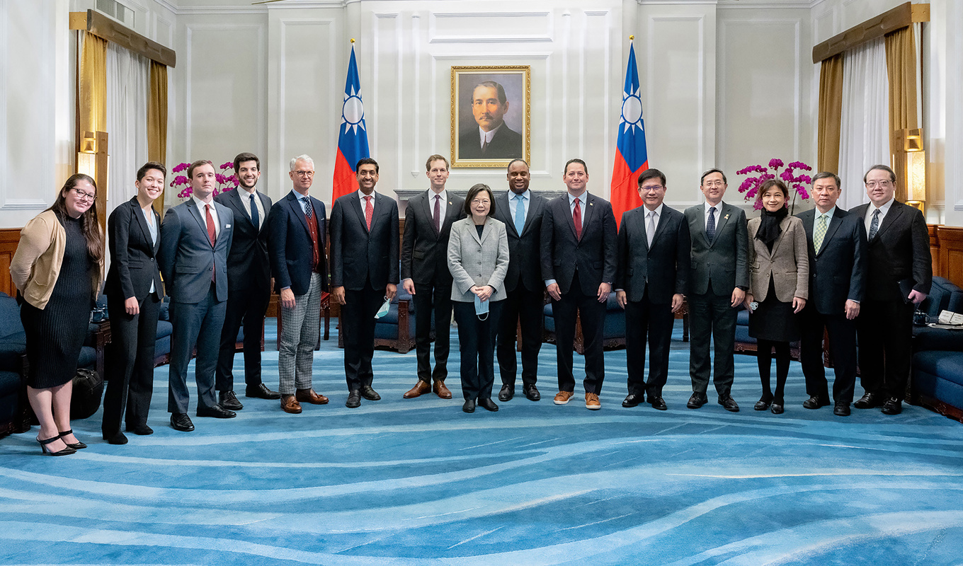 President Tsai Ing-Wen, i mitten, på en bild tagen under USA:s besök. Ro Khanna är sjätte från vänster. Foto: AP/TT