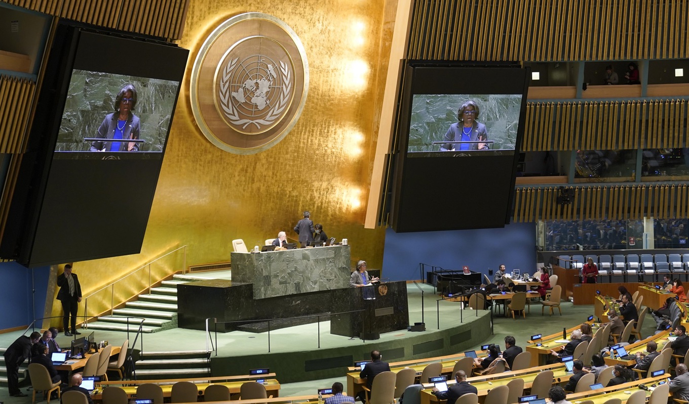 USA:s FN-ambassadör Linda Thomas-Greenfield talar till generalförsamlingen inför torsdagens omröstning. Foto: Mary Altaffer/AP/TT