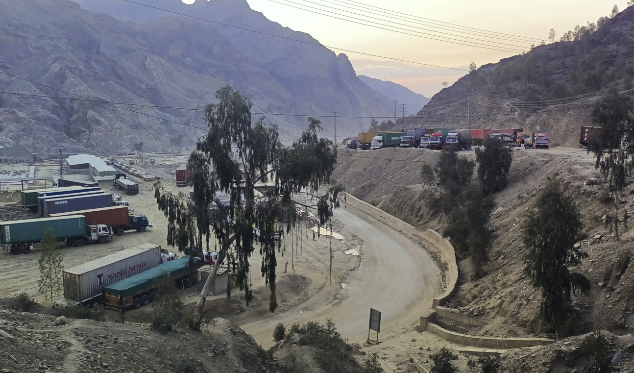 Lastbilar med viktiga varor ämnade för Afghanistan fastnade vid gränsövergången vid Torkham. Bilden togs i tisdags. Foto: Qazi Rauf/AP/TT