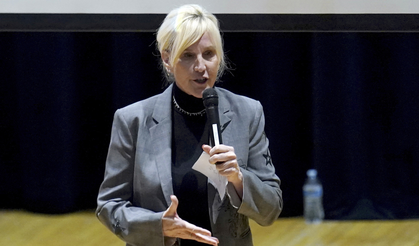 Miljöaktivisten Erin Brockovich träffade befolkningen i East Palestine under fredagen. Foto: Matt Freed AP/TT