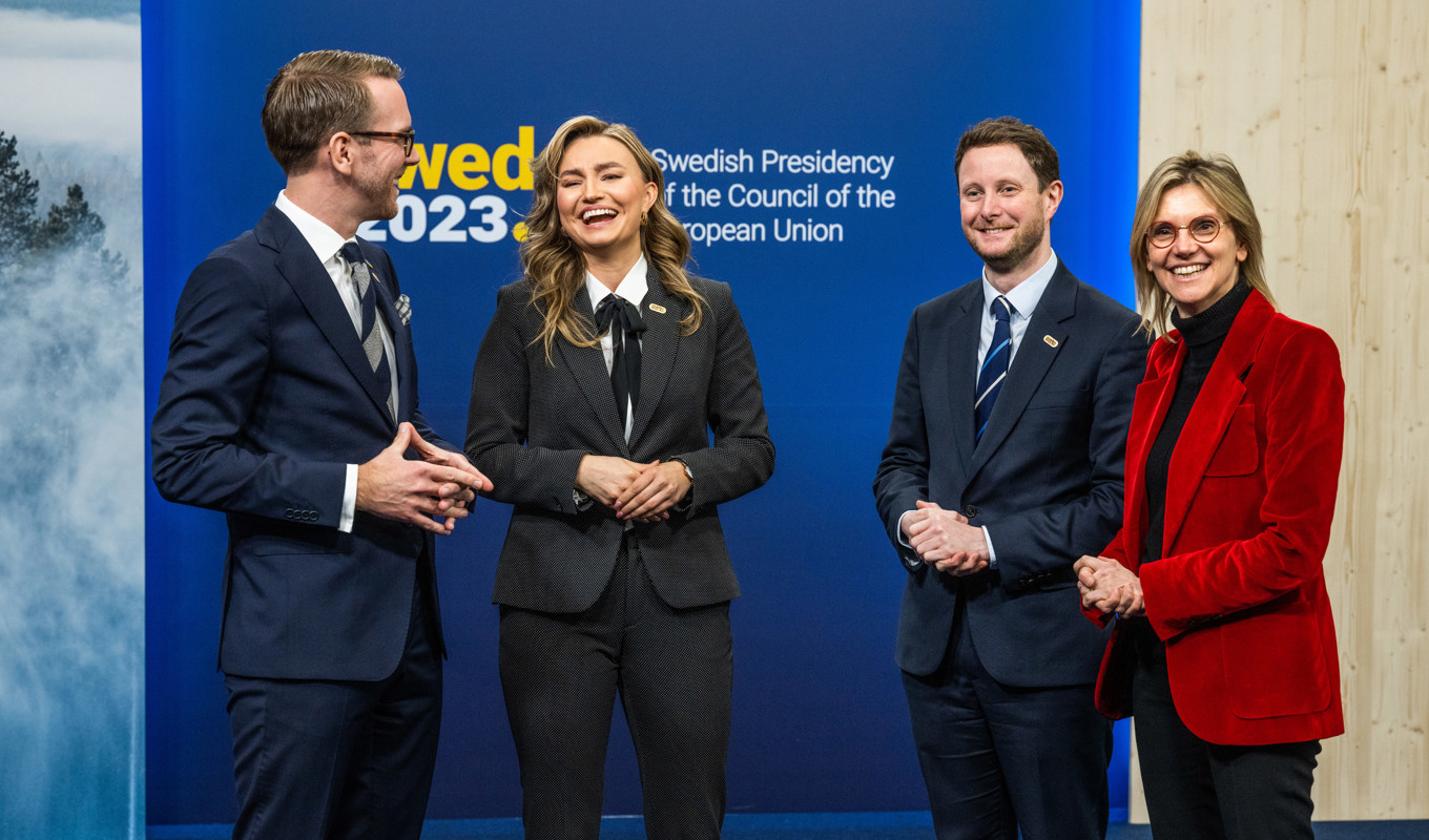 Den franska energiministern Agnès Pannier-Runacher (t h) har bjudit in Sverige och tiotalet andra EU-länder till ett sidomöte i en kärnkraftsallians under det informella mötet för EU:s energi- och transportministrar i Arlanda stad. Värdarna för ministermötet, infrastrukturminister Andreas Carlson (KD) och energi- och näringsminister Ebba Busch (KD), hälsar sina franska kollegor Pannier- Runacher och Clément Beaune välkomna. Foto: Claudio Bresciani / TT