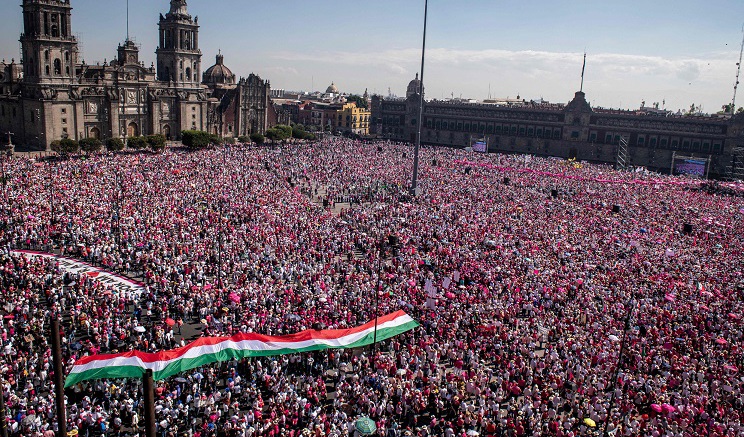 Mexico Citys huvudtorg El Zócalo fylldes av personer som protesterade mot ändringar i vallagen på söndagen. Foto: Nicolas Asfouri/AFP/TT