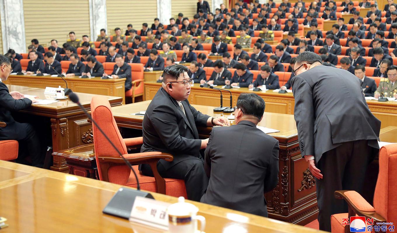 Kim Jong-Un talar med deltagare på ett partimöte i Pyongyang. Bilden tillhandahålls av Nordkoreas regering. Foto: KCNA/AP/TT