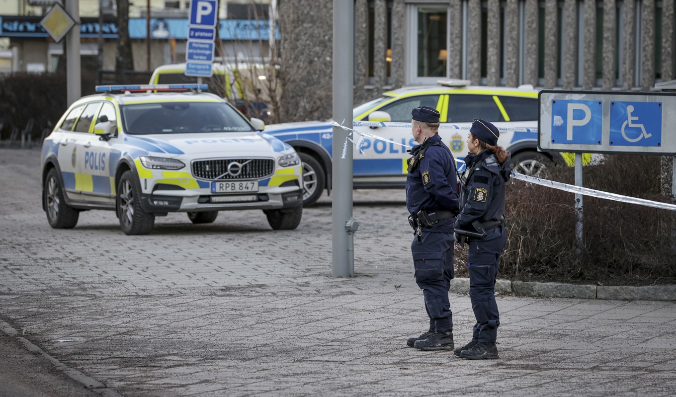 Magnus Andersson/TTPolis och avspärrning utanför polishuset i Norrköping efter att en person skadats av "ett vasst tillhygge", enligt polisen.
