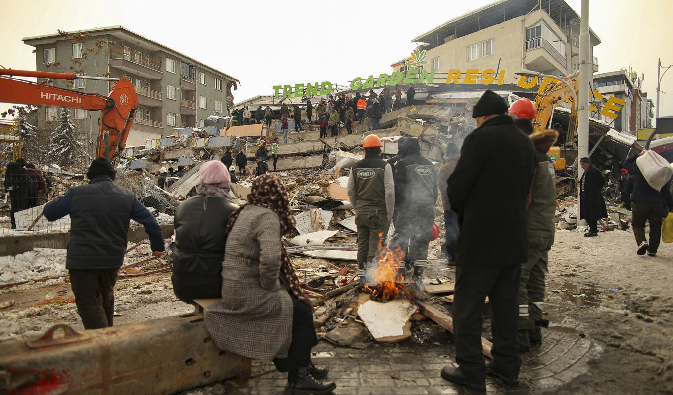 Räddningsarbetare och drabbade i staden Malatya, som ligger i provinsen med samma namn, dagen efter den kraftiga jordbävningen den 6 februari. Foto: Emrah Gurel/AP/TT