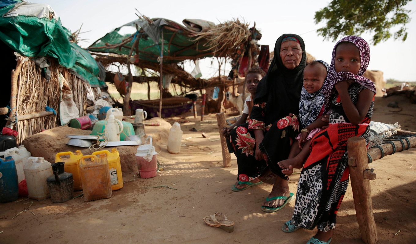 Familjemedlemmar vid sitt tillfälliga boende i ett läger vid Jemens västkust för människor som tvingats fly undan kriget. Arkivbild. Foto: Hani Mohammed