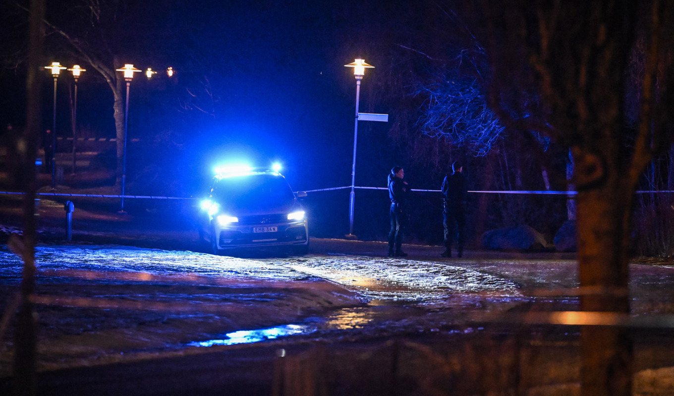 Mannen är allvarligt skadad efter skottlossningen och har förts till sjukhus med ambulans. Foto: Jessica Gow/TT