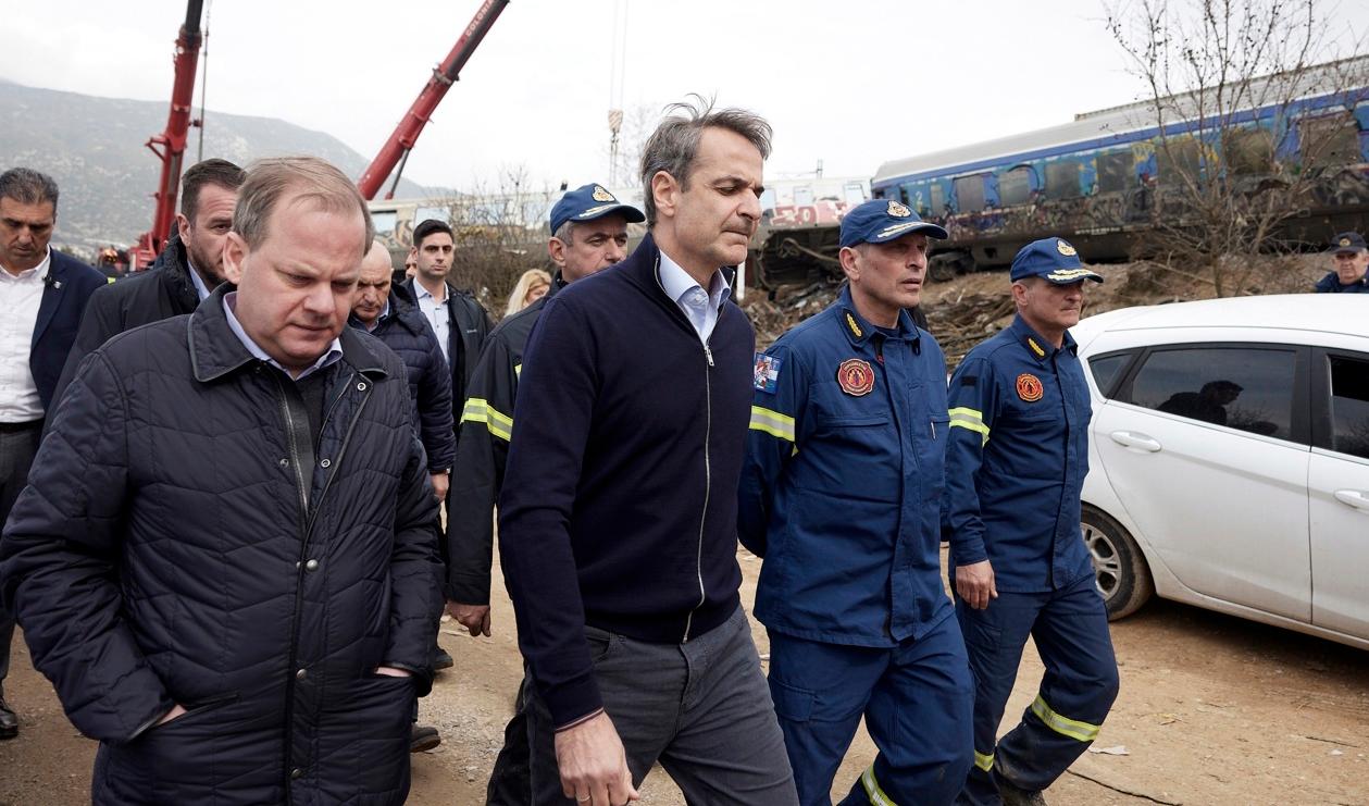 Greklands avgående transportminister Kostas Karamanlis, till vänster, och premiärminister Kyriakos Mitsotakis, till höger. Foto: Dimtiris Papamitsos/AP/TT