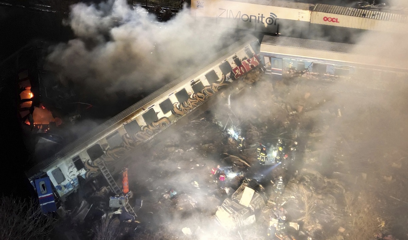 Minst tre av de urspårade vagnarna brinner. Foto: Vaggelis Kousioras/AP/TT