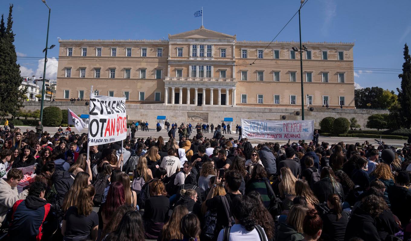Studenter marscherar förbi parlamentet i Aten under sin demonstration för rättvisa för offren i veckans tågolycka. Foto: Petros Giannakouris/AP/TT