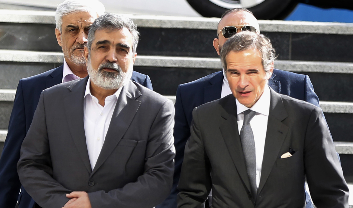 IAEA-chefen Rafael Grossi, till höger, anländer till ett möte med Mohammad Eslami, chef för Irans atomenergiorganisation (AEOI). Till vänster i bild är AEOI-talesmannen Behrouz Kamalvandi. Foto: Vahid Salemi/AP/TT