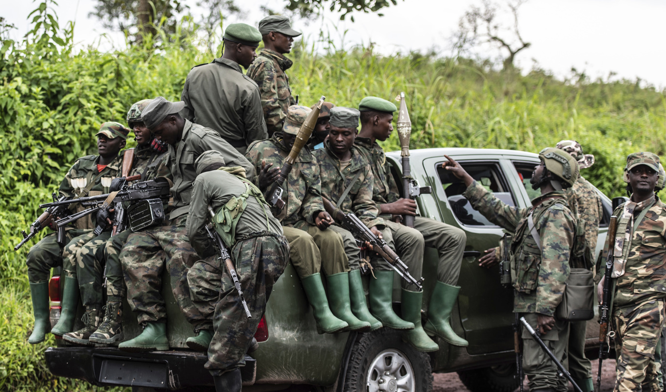 Medlemmar av rebellrörelsen M23 vid reträtten från en by i östra Kongo-Kinshasa i december 2022. Arkivbild. Foto: Moses Sawasawa/AP/TT