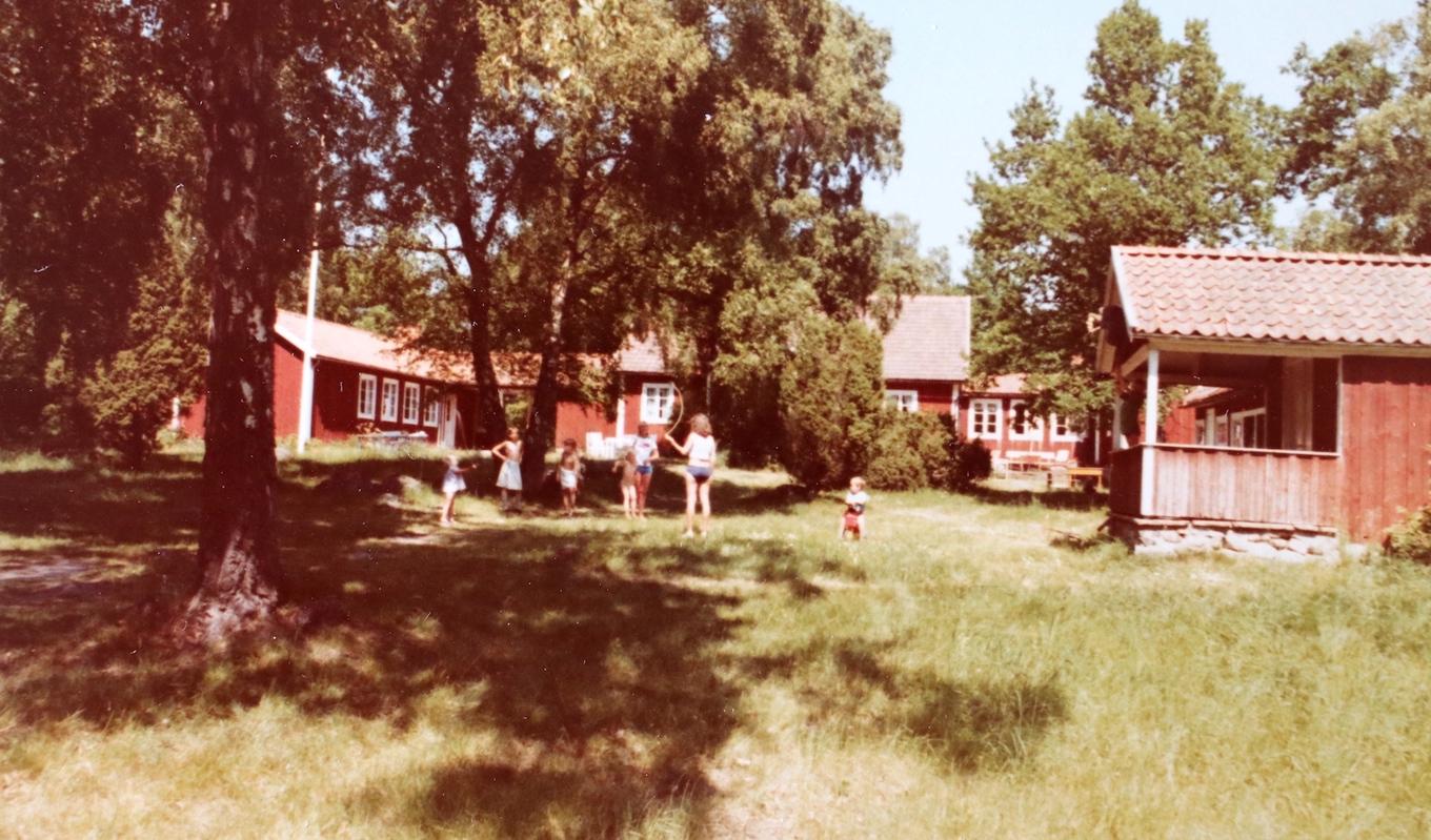 Sommarstugans barnkoloni på 1970-talet, en plats som gav många barn möjligheten till en härlig sommar fylld av lek och skratt. Foto: Privat
