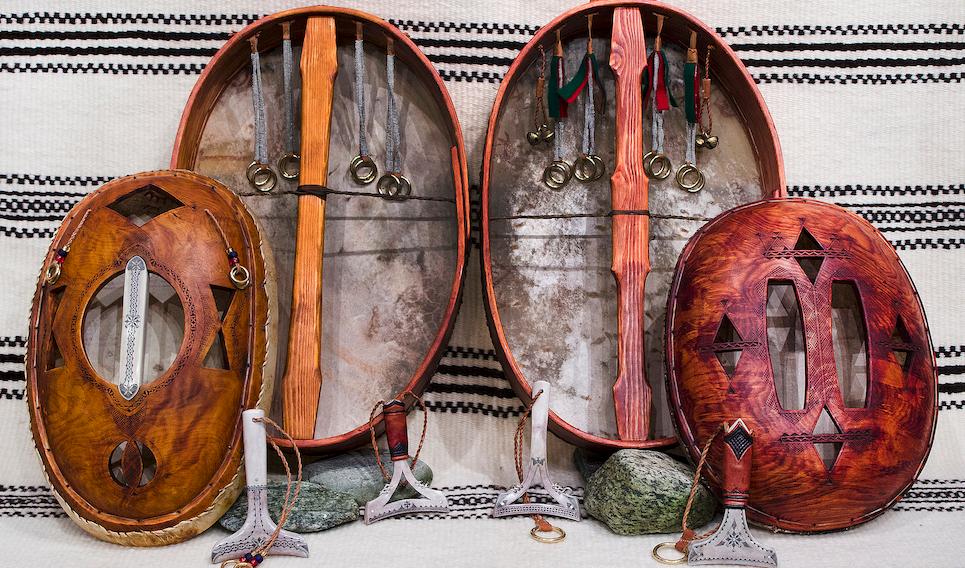 Två av Fredrik Prosts nytillverkade samiska ceremonitrummor. Prost följer traditionella tillverkningsmetoder och en trumma kan ta hundratals timmar att tillverka. Foto: Inge-Wiktoria Påve