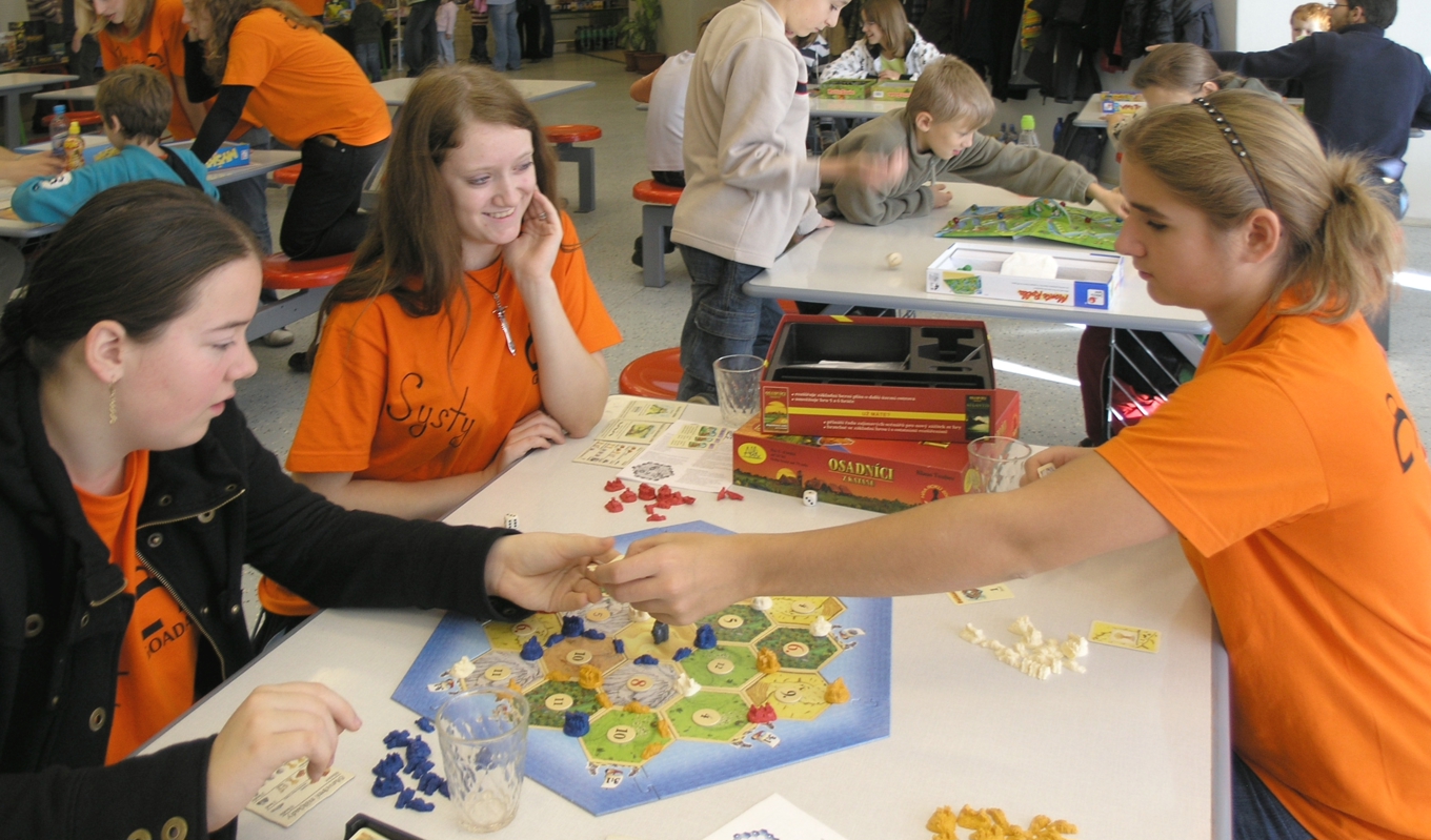 Ungdomar spelar Catan, där man bygger upp ett nybyggarsamhälle. Catan är ett spel med en del strategi i och ett av de mest populära de senaste tio åren. Foto: Matěj Baťha/CC BY-SA 3.0