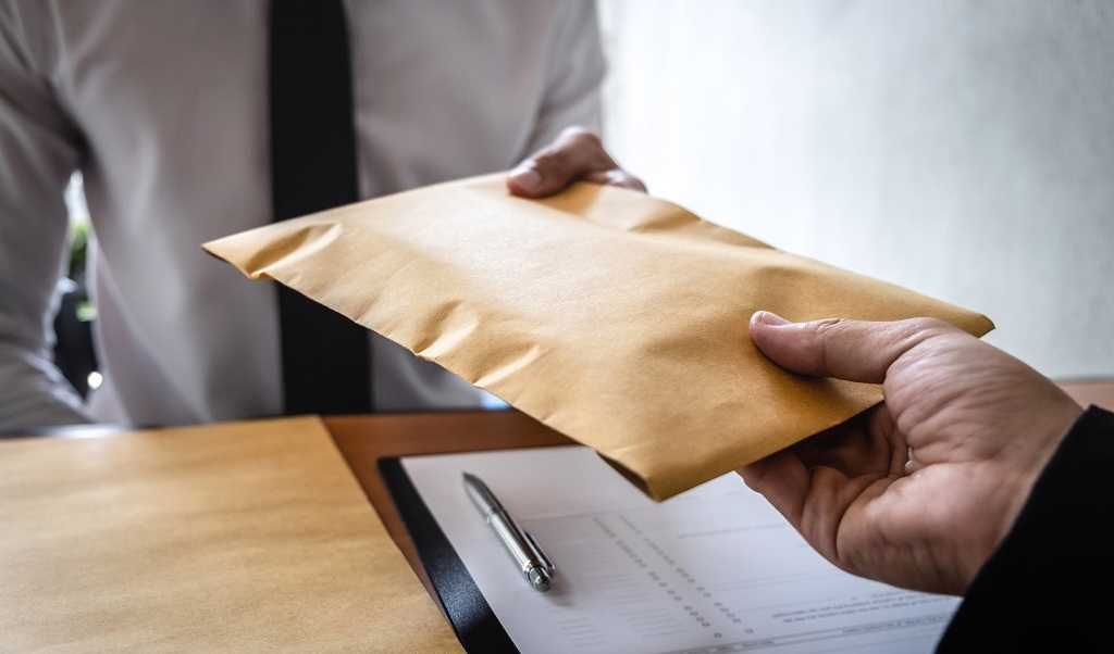 Insikter och åsikter kring offentlig korruption i vårt land växer efter Transparency Internationals nyss presenterade index. Att offentliga tjänstemän olagligt tar betalt, nästan lika riskfritt som säljare av sexuella tjänster, bör bli tydligare. Foto: Elle Aon