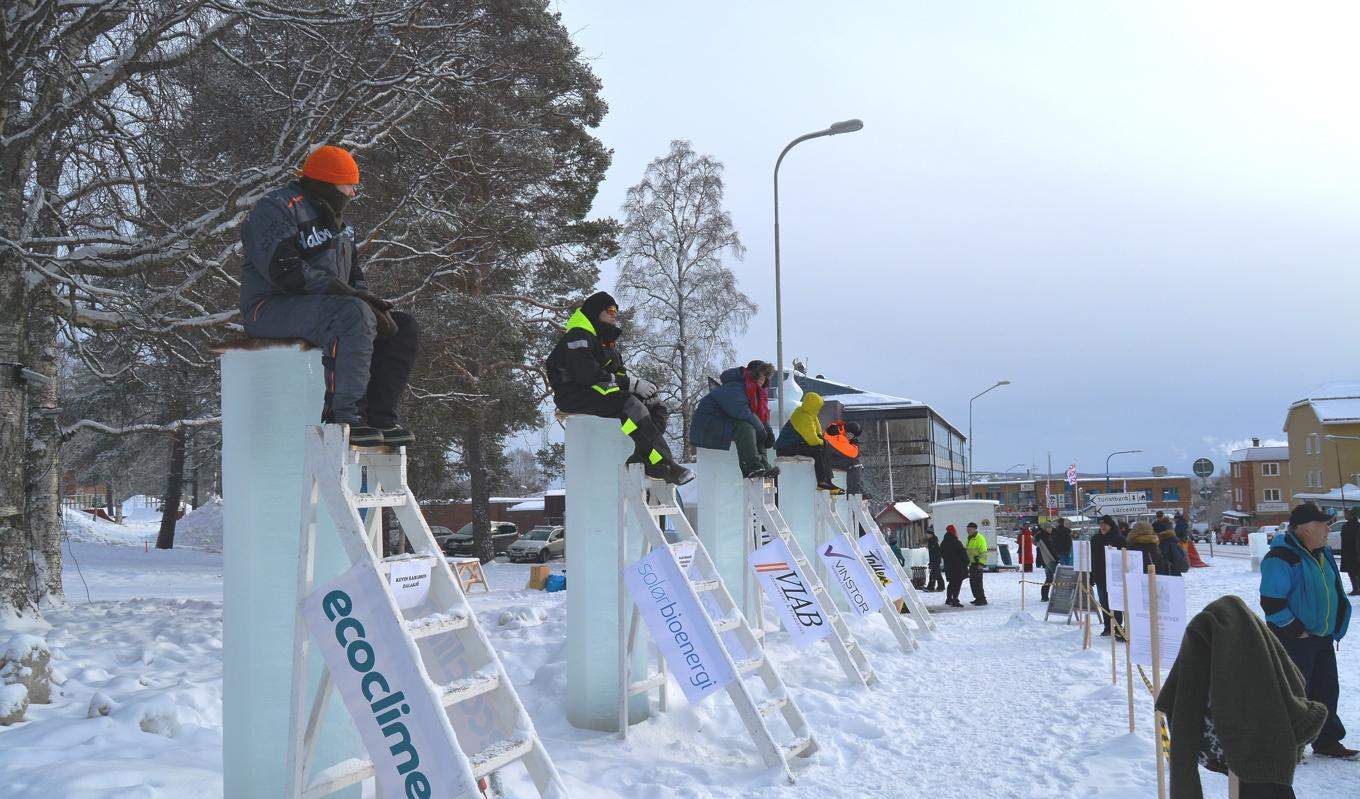 Från vänster till höger sitter fem deltagare på varsin isstolpe den 18 februari: Kevin Karlsson, Mark Brosché, Maja Engström, Nicklas Ulvnäs och Anton Engström. Foto: Eva Sagerfors