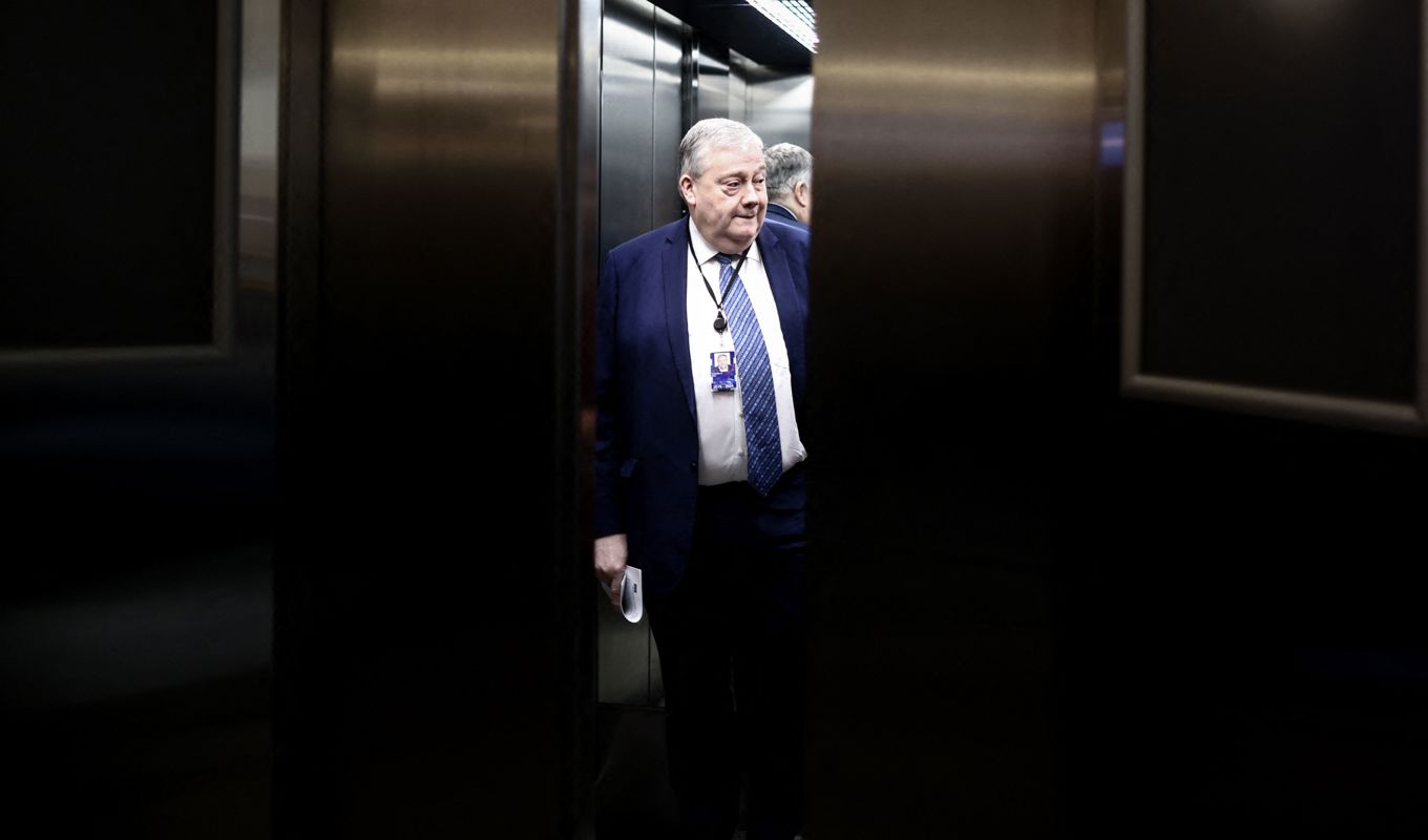 Den belgiske EU-parlamentarikern Marc Tarabella tar hissen i EU-parlamentet den 2 februari 2023. Foto: Kenzo Tribouillard/AFP via Getty Images