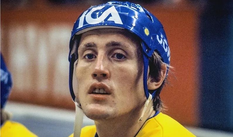 Börje Salming i avbytarbåset under en match med det svenska ishockeylandslaget Tre Kronor 1975. Det är så här vi minns hockeylegendaren.Foto: Leif R Jansson/TT