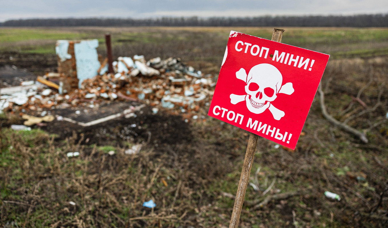 En skylt i regionen Donetsk i östra Ukraina varnar för minor. Skylten är skriven på både ryska och ukrainska. Foto: Sameer Al-doumy/Getty Images