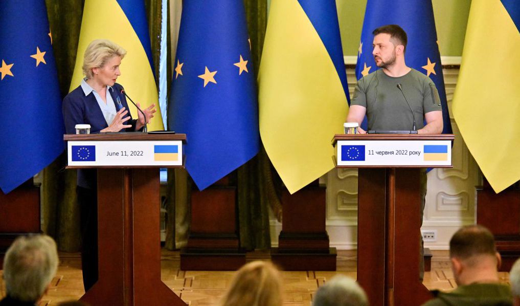 EU-kommissionens ordförande Ursula von der Leyen anlände under onsdagsmorgonen Ukrainas huvudstad till Kiev, för fjärde gången sedan Rysslands invasion av landet. Foto: SERGEI SUPINSKY/AFP via Getty Images
