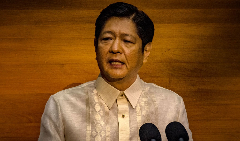 Filippinernas president och Japans premiärminister skrev i torsdags under försvarsavtal, vilka är ämnade att ge en militär motvikt till Kinas expansion i området. Foto: Ezra Acayan/Getty Images