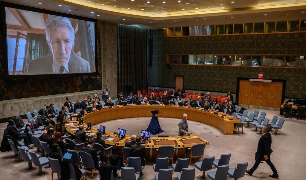 Roger Waters, tidigare basist och låtskrivare i rockbandet Pink Floyd,  höll ett tal inför FN:s säkerhetsråd under onsdagen. Detta efter inbjudan av Ryssland. Foto: Ed Jones/AFP via Getty Images