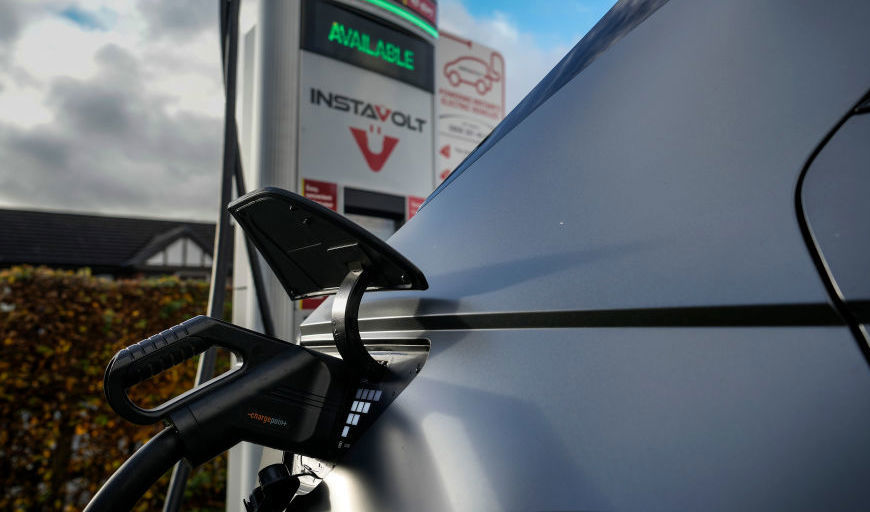 EU-parlamentet har röstat om att inga fler bilar med förbränningsmotorer ska vara tillåtna inom EU efter 2035. BMW och Mercedes är emellertid trotsiga. Foto: Christopher Furlong/Getty Images