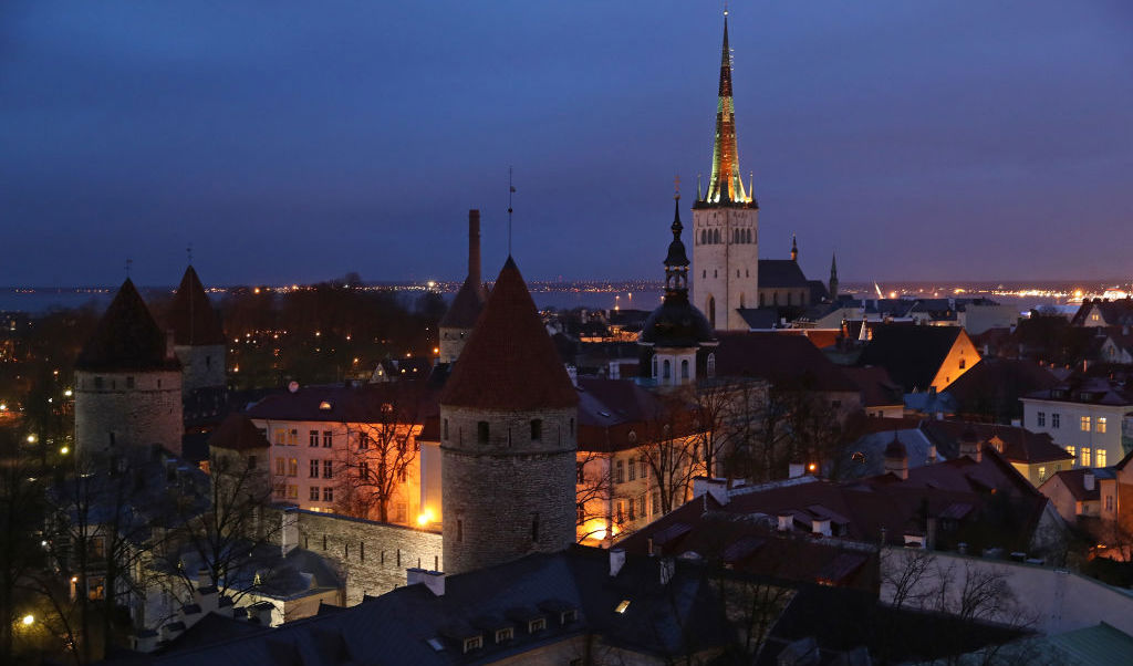 Statsminister Ulf Kristersson är under tisdagen i Tallinn, och höll kring lunchtid en presskonferens med Estlands premiärminister Kaja Kallas. Foto: Sean Gallup/Getty Images
