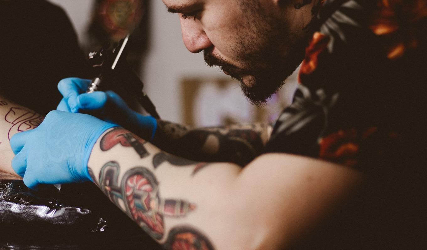 Det finns risker att tatuera sig hemma eller tatuera andra i hemmiljö, enligt Läkemedelsverket Foto: Pixabay