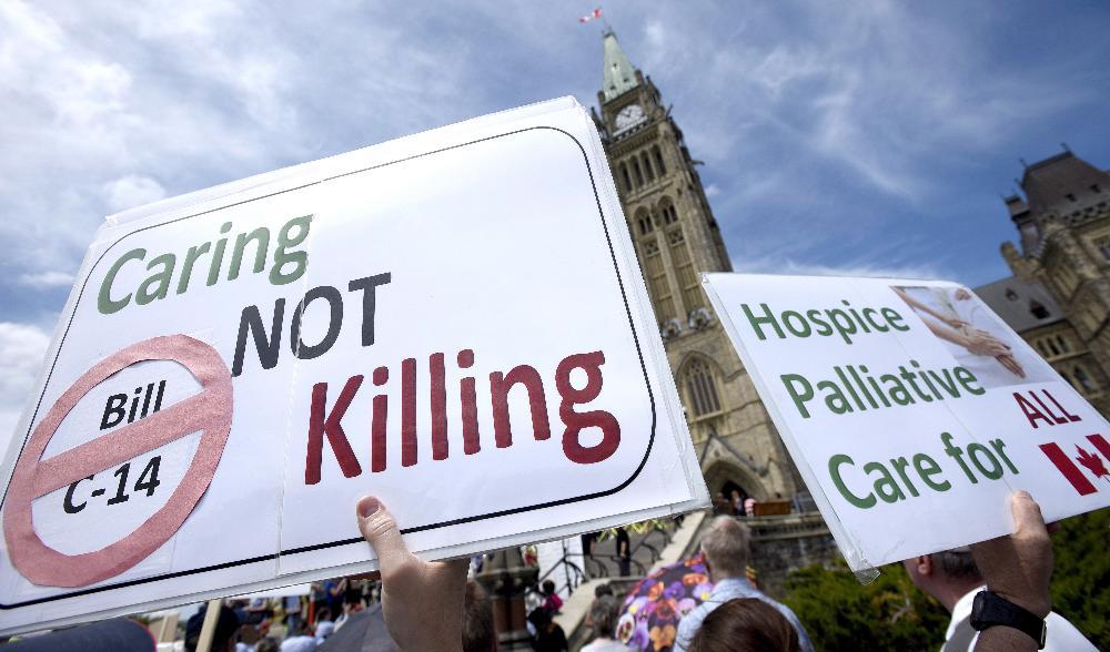 Människor protesterar mot lagförslag C-14, om medicinsk dödshjälp. Protesten organiserad av Euthanasia Prevention Coalition på Parliament Hill i Ottawa, Kanada, den 1 juni 2016. Foto: Justin Tang/The Canadian Press