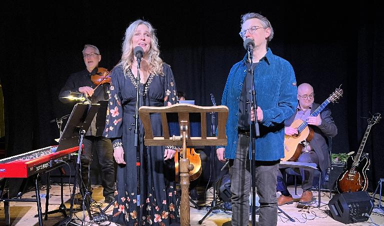 Artisterna och musikerna framförde en både finstämd och humoristisk konsert och skapade en fin närhet till publiken. Foto: Kristina i. Kleinert